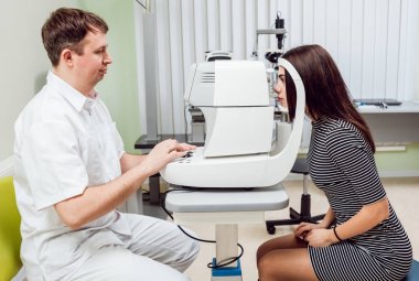 Göz tonometry. Değmeyen kontaklı tonometer. Glokom muayenesi.