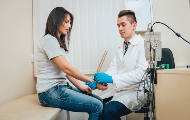 Doktor neuropathologist resepsiyonda. Tıbbi muayene.