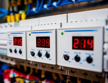 Devre kesicili voltaj santrali.