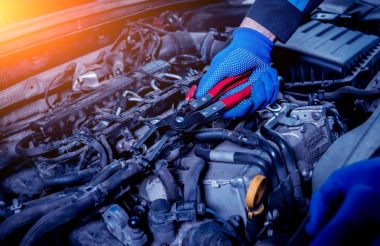 Servis istasyonu motora onarılıyor. Araba tamiri. Arka plan