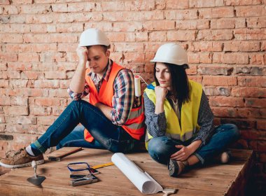 Mutlu çift yapma evlerine onarır. Ev yenileme.