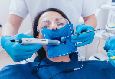 Endodontik tedavi sırasında kök kanal obturation.