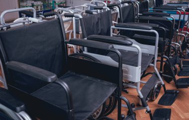 Hastanede boş tekerlekli sandalyeler.