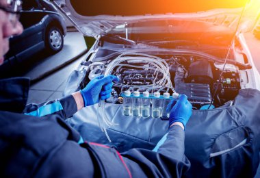 Motoru enjektörleri Temizleme. Araba tamir.