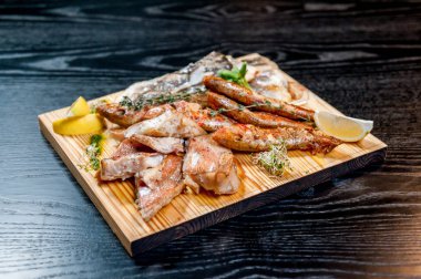 bir ahşap tahta üzerinde kızarmış balık