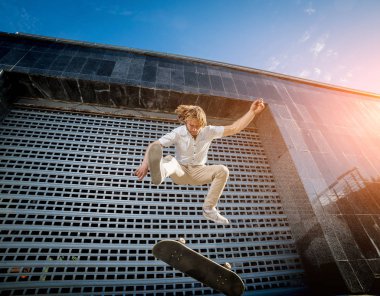 Pratik ve sokaklarda atlama kaykaycı