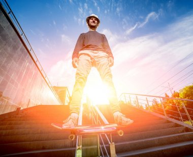 Pratik ve sokaklarda atlama kaykaycı