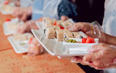 Çocuklar suşi ve rulo hazır olun. -Ustalık restoranda.