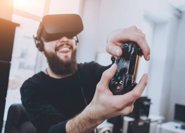 Sanal gerçeklik giyen genç adam ofiste gözlükler.