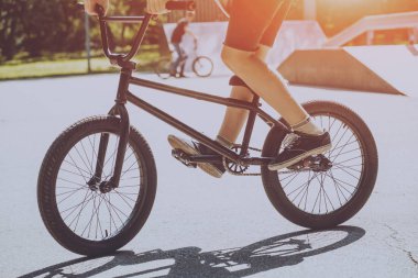 Bmx sürücüsü hileci vasıl skatepark gerçekleştirme.