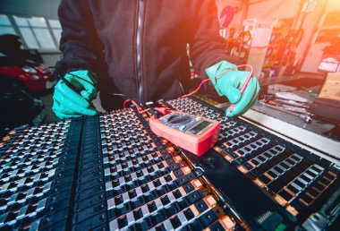 Elecric motorlu pilleri şarj. Pil bir elektrikli araç motorunun sökülmesi. Araba Servisi