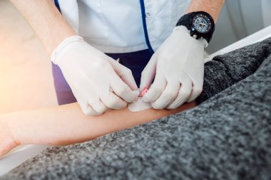 Tıbbi malzeme. Doktor ve hasta hastanede bilgisayarlı tomografi odası.