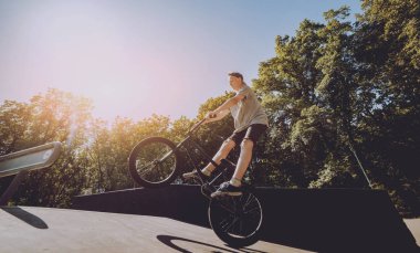Genç Bmx sürücüsü hileci vasıl skatepark gerçekleştirme.