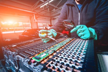 Elecric motorlu pilleri şarj. Pil bir elektrikli araç motorunun sökülmesi. Araba Servisi