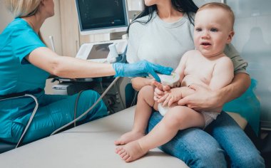 Anne olarak ultrason Tanı ile doktor ve bebek kız. Tıbbi malzeme. Ultrason.