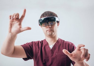 Doktor kullanır gerçeklik gözlükleri artar. Modern teknoloji