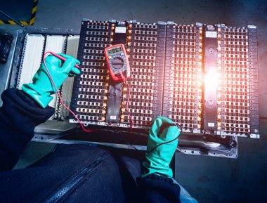 Elecric motorlu pilleri şarj. Pil bir elektrikli araç motorunun sökülmesi. Araba Servisi