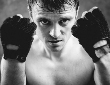 Genç savaşçı Studio gri duvar önce poz