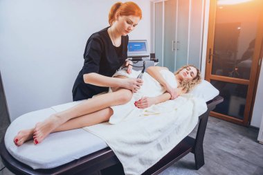 Genç kız Spa'da rahatlatıcı bir şey. Physiotheraphy.