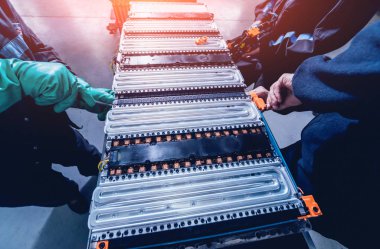 Elecric motorlu pilleri şarj. Pil bir elektrikli araç motorunun sökülmesi. Araba Servisi