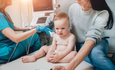 Anne olarak ultrason Tanı ile doktor ve bebek kız. Tıbbi malzeme. Ultrason.