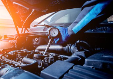 Kızılötesi Lazer termometre elinde. Araba Servisi motor sıcaklık ölçüm