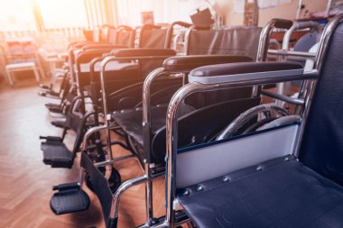 Hastanede boş tekerlekli sandalyeler. 