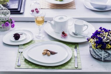 Hizmet ve dekore edilmiş tablo beyaz sofra ile