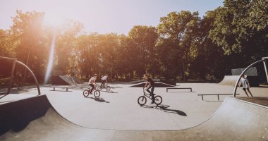 Kiev, Ukrayna - Temmuz 2017: Şirket skatepark genç adamdan üstünde Bmx