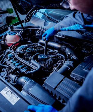 Kızılötesi Lazer termometre elinde. Motor Sıcaklık ölçümü