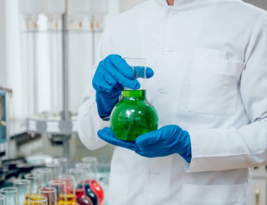 Laboratuvar çalışmalarında bilim teknisyeni. Tıbbi geçmişi