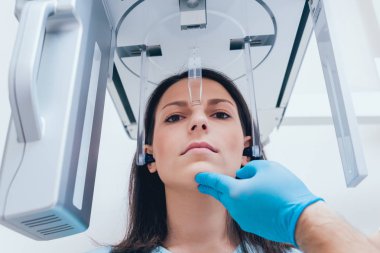 X-ray makinesi hasta kalan genç kadın. Panoramik Radyografi