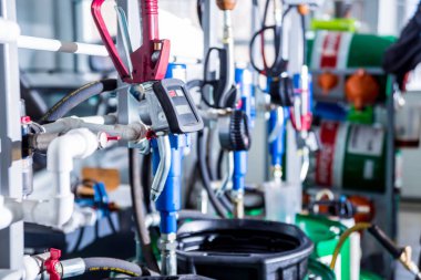 Oto tamir servisindeki yağı değiştiriyorum..