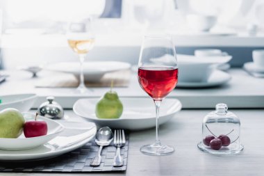 Beyaz masa, seçici odak şarap gözlük