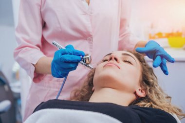 Genç kız Spa'da rahatlatıcı bir şey. Physiotheraphy.