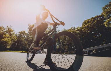 Genç Bmx sürücüsü hileci vasıl skatepark gerçekleştirme.