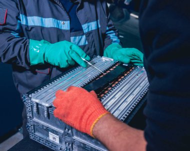 Elecric motorlu pilleri şarj. Pil bir elektrikli araç motorunun sökülmesi. Araba Servisi