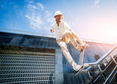 Pratik ve sokaklarda atlama kaykaycı