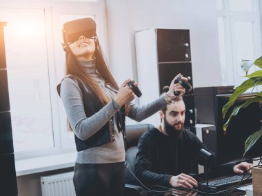 Vr gözlük test ve having fun kadın yaratıcı Ofis çalışanları ile genç adam