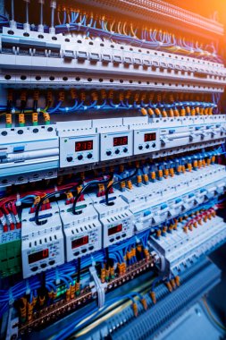 Devre kesicili voltaj santrali.