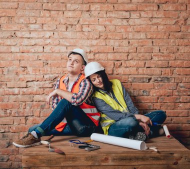 Mutlu çift yapma evlerine onarır. Ev yenileme.