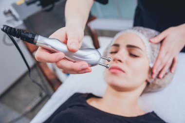 Güzel kadın spa salonda. Kozmetik ilaç. Mezoterapi. Tıbbi cihazlar.