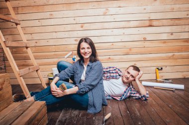 Mutlu çift yapma evlerine onarır. Ev yenileme.