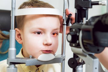 Lamba muayene kesti. Biomicroscopy anterior göz parçasının. Temel göz muayenesinde.