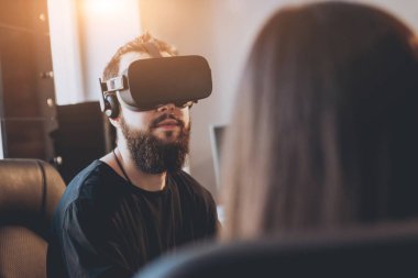 Vr gözlük test ve having fun kadın yaratıcı Ofis çalışanları ile genç adam