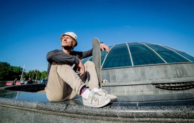 Pratik ve sokaklarda atlama kaykaycı