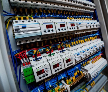 Devre kesicili voltaj santrali.