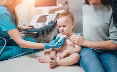 Anne olarak ultrason Tanı ile doktor ve bebek kız. Tıbbi malzeme. Ultrason.