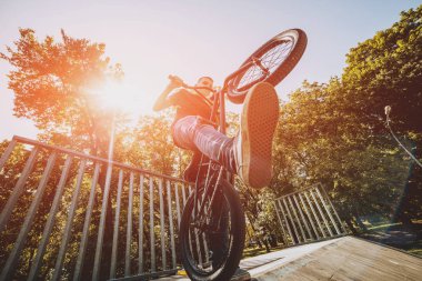 Genç Bmx sürücüsü hileci vasıl skatepark gerçekleştirme.