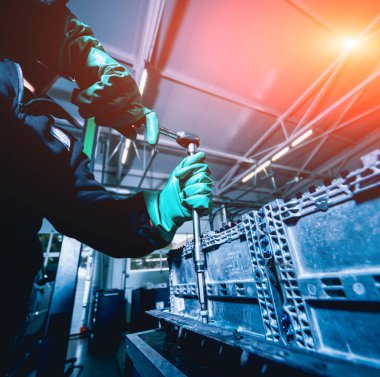 Elecric motorlu pilleri şarj. Pil bir elektrikli araç motorunun sökülmesi. Araba Servisi